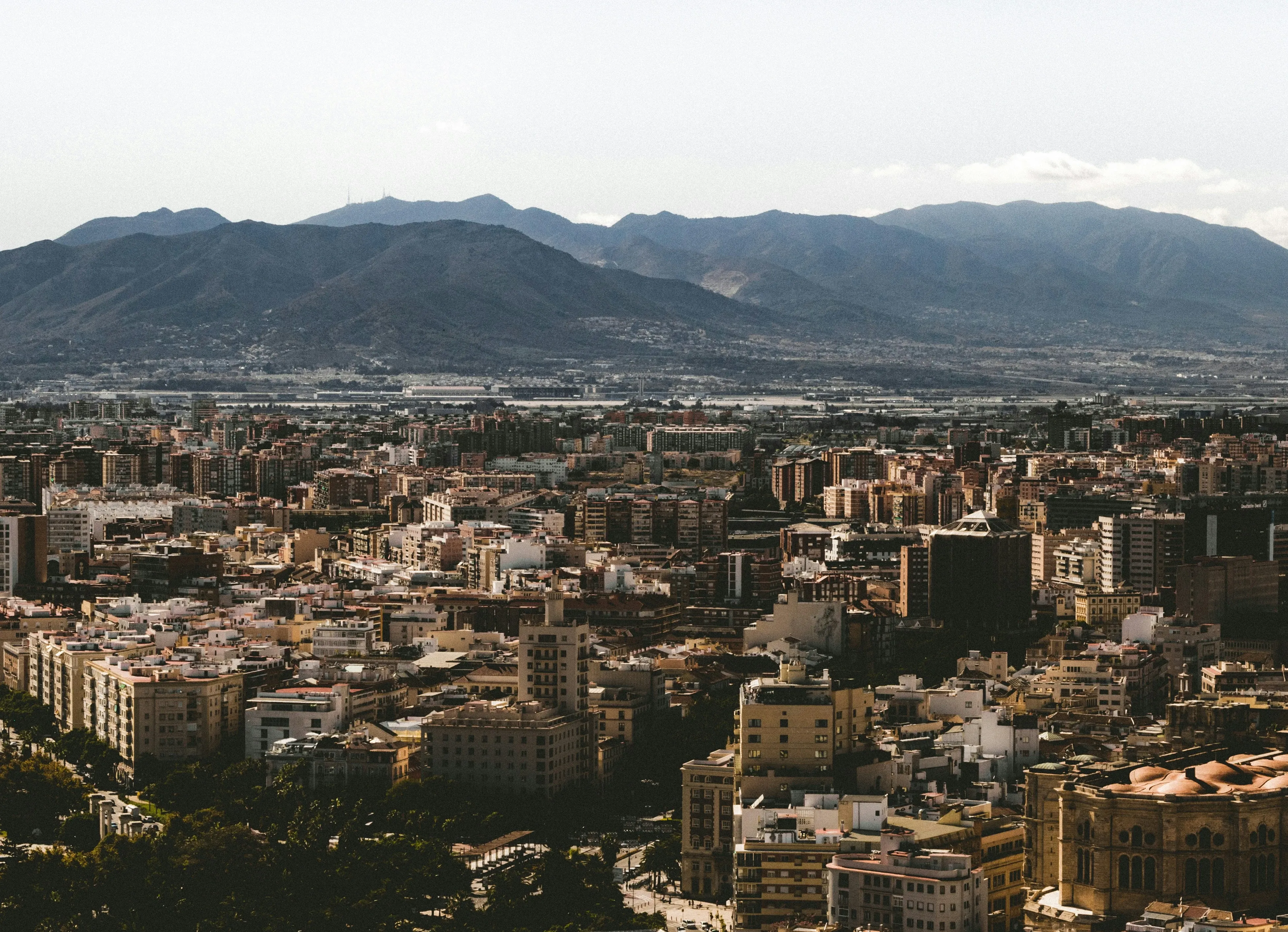 Vista panorámica del puerto de Málaga con edificios residenciales
