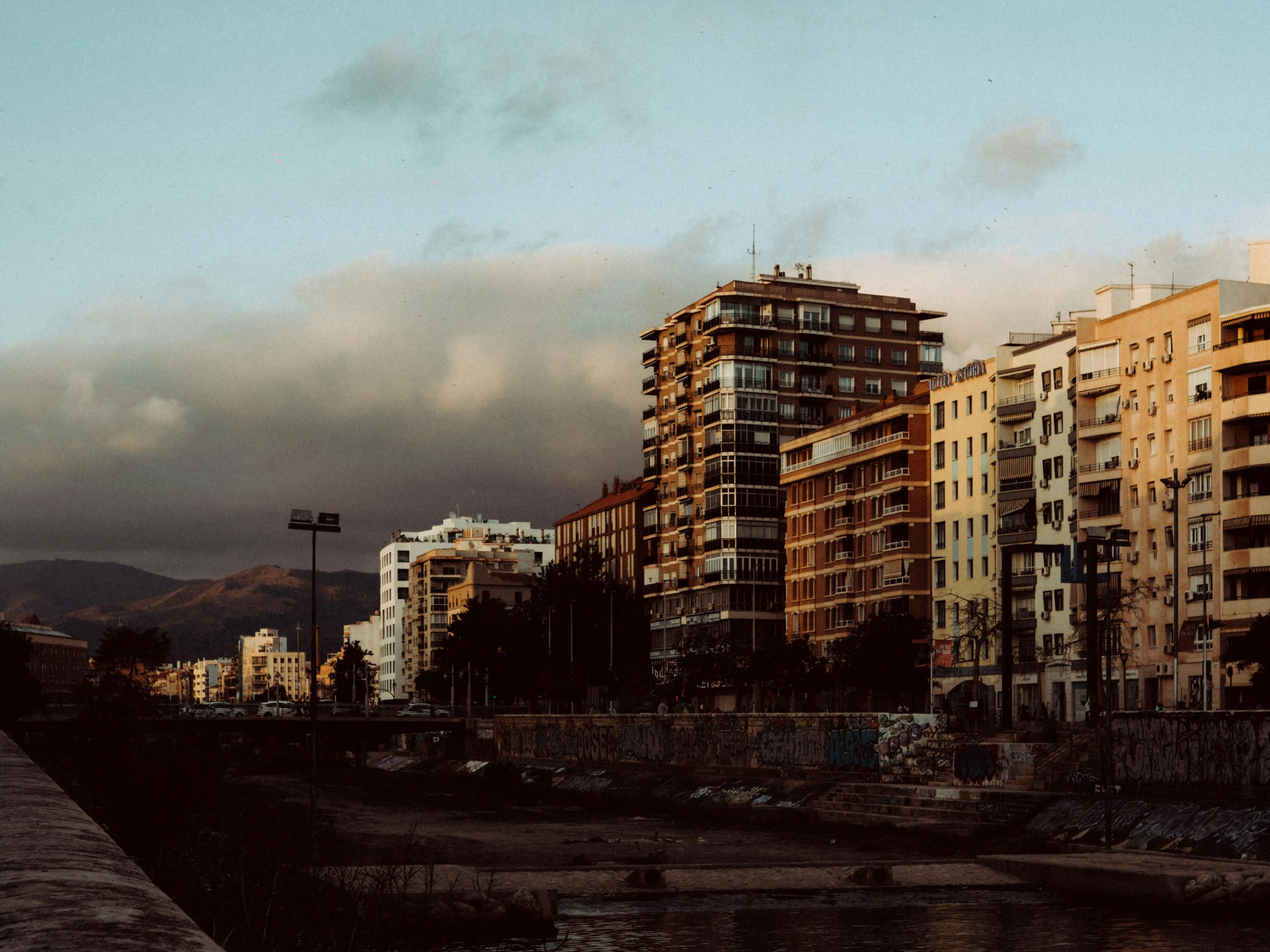 Vista panorámica del puerto de Málaga con edificios residenciales