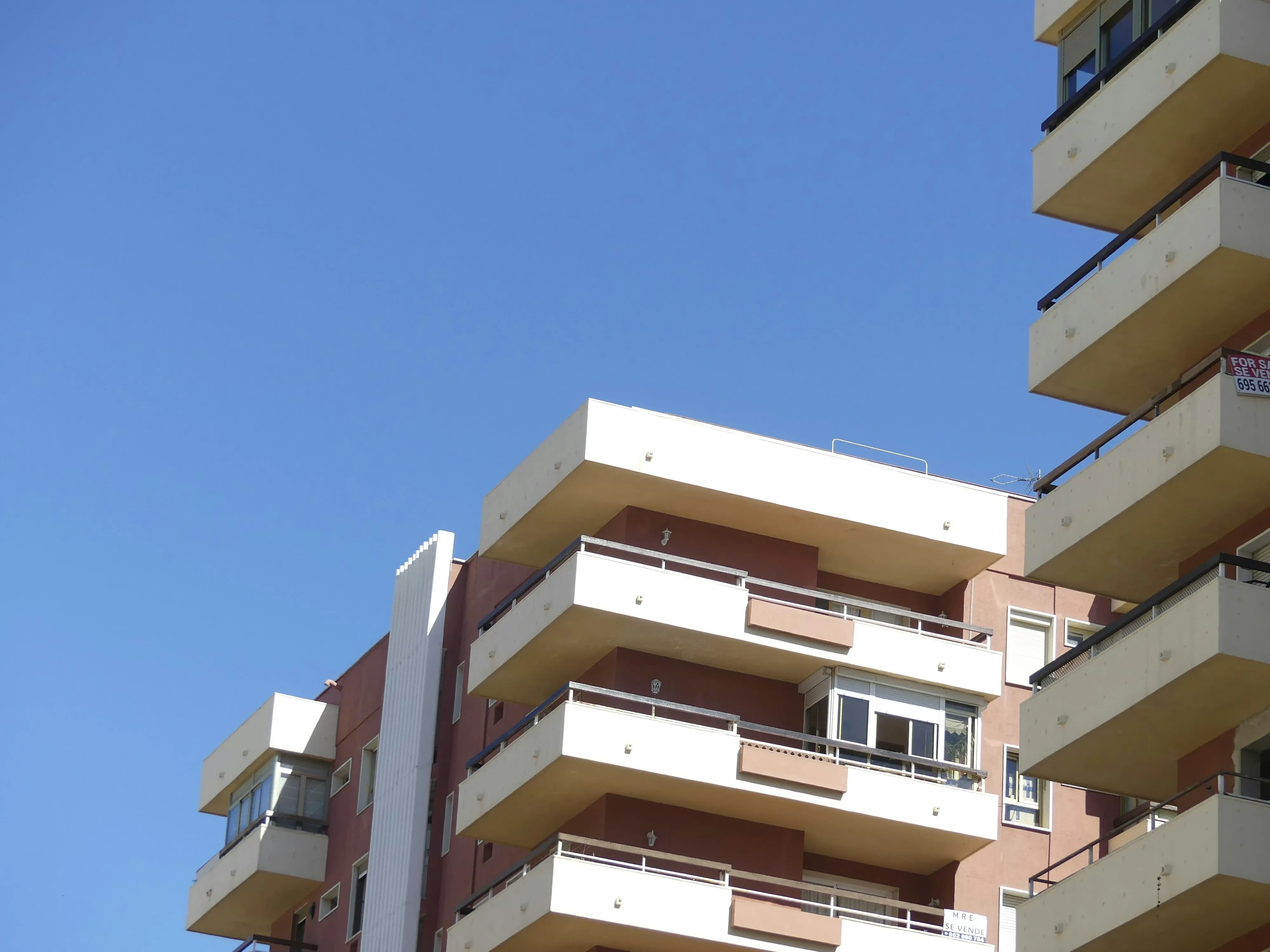 Vista panorámica del puerto de Málaga con edificios residenciales