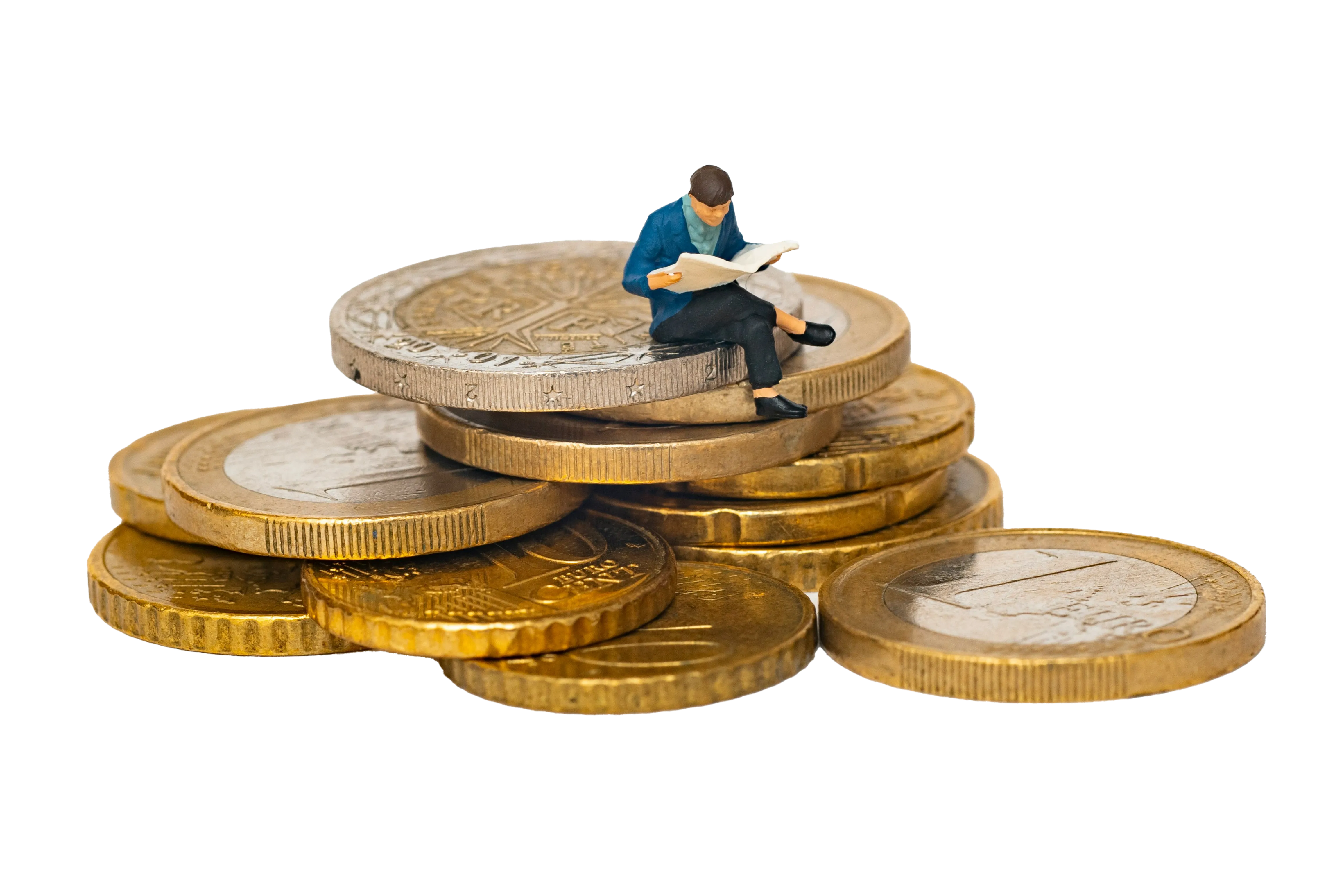 Monedas apiladas con un mini muñeco encima